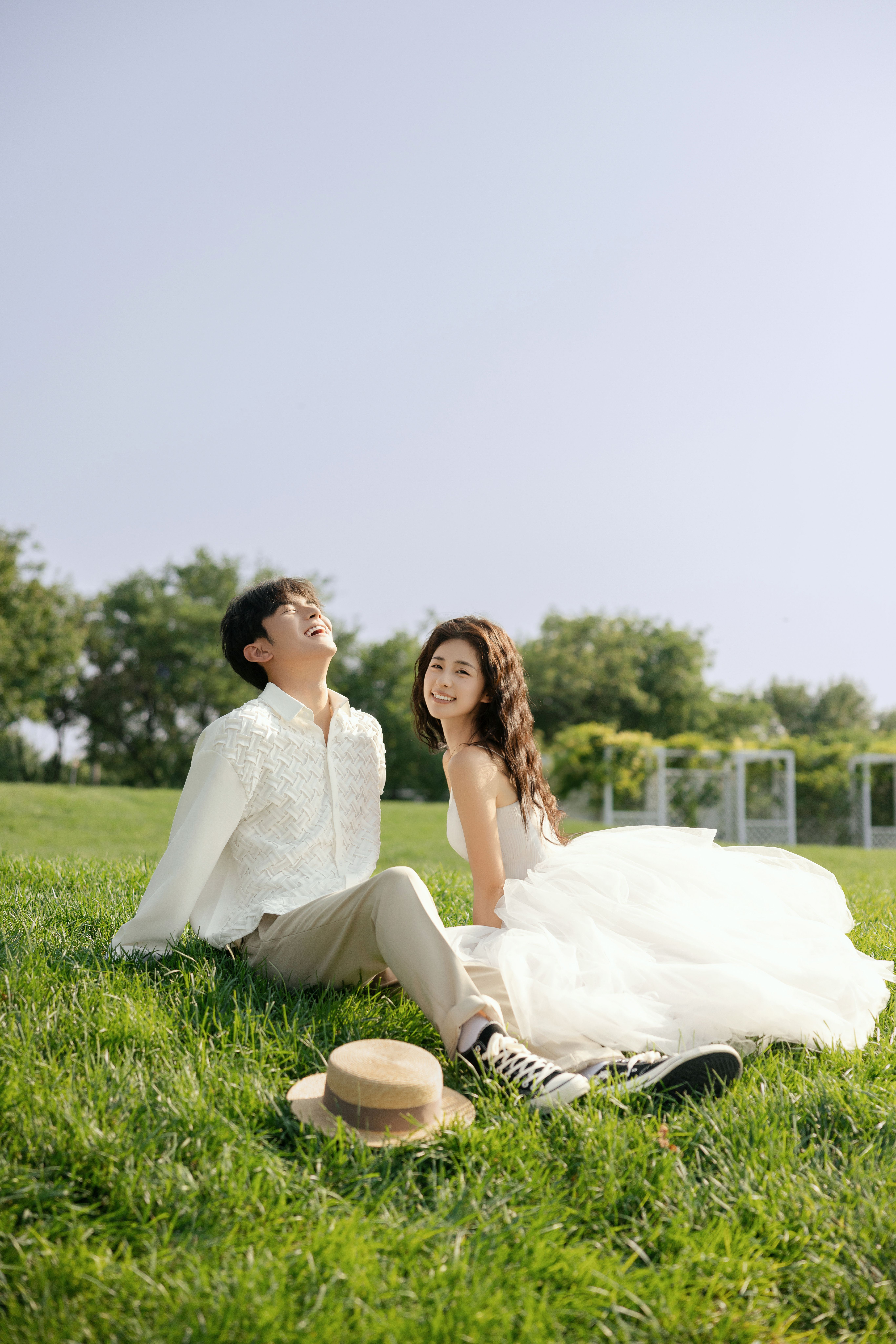 【情人节专属】电影感草坪婚纱照