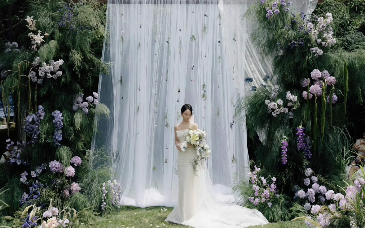 户外草坪白绿色野生感游园会婚礼