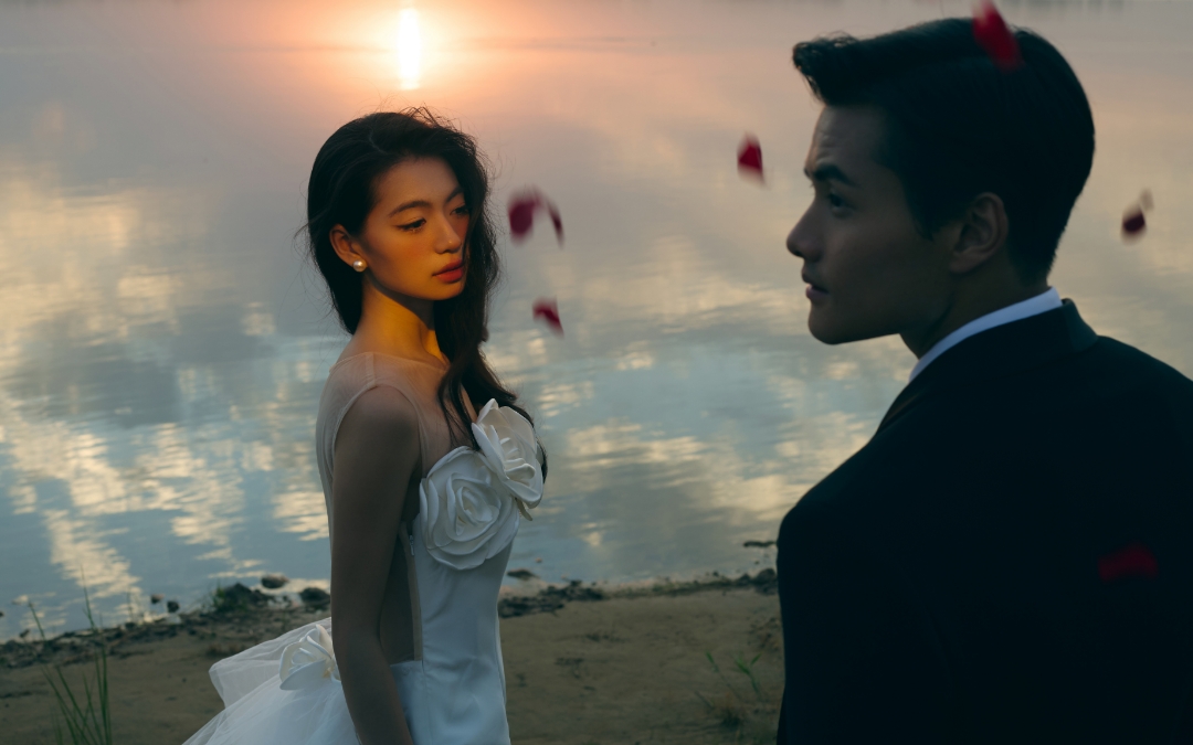 湖边夕阳婚纱照风格