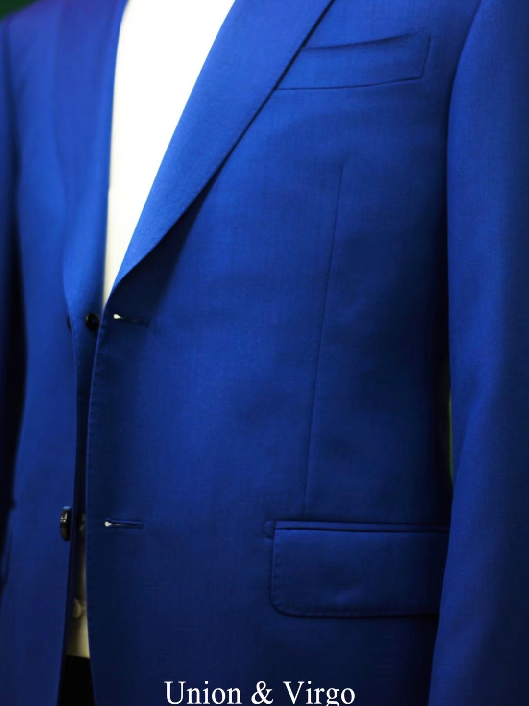 层次丰富的婚礼三件套西装设计灵感来自于经典的礼服