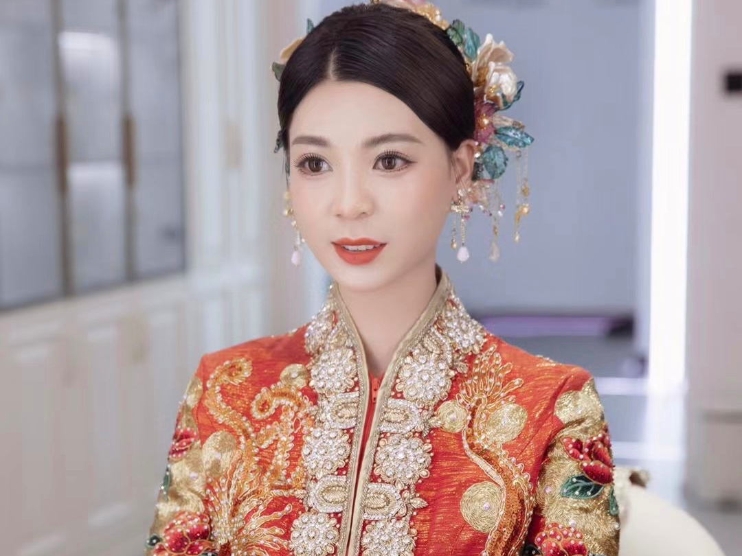   清透无痕减龄精致妆容