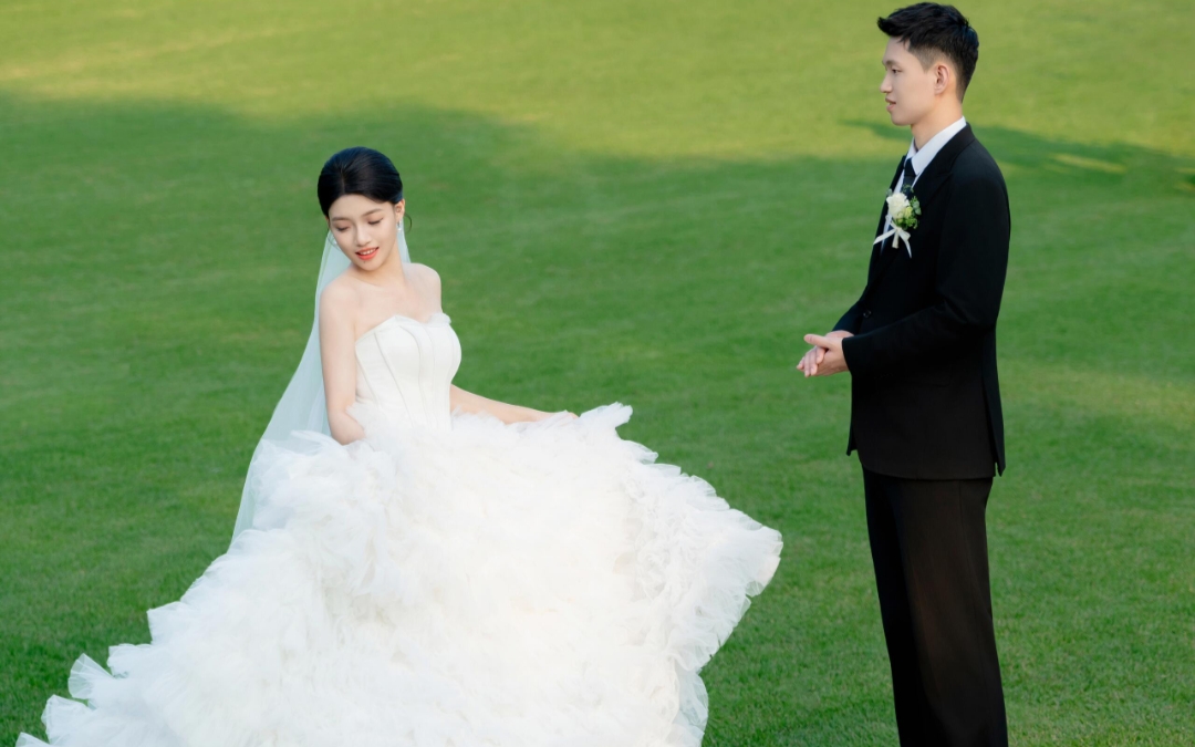 綠意盎然的草坪婚紗照