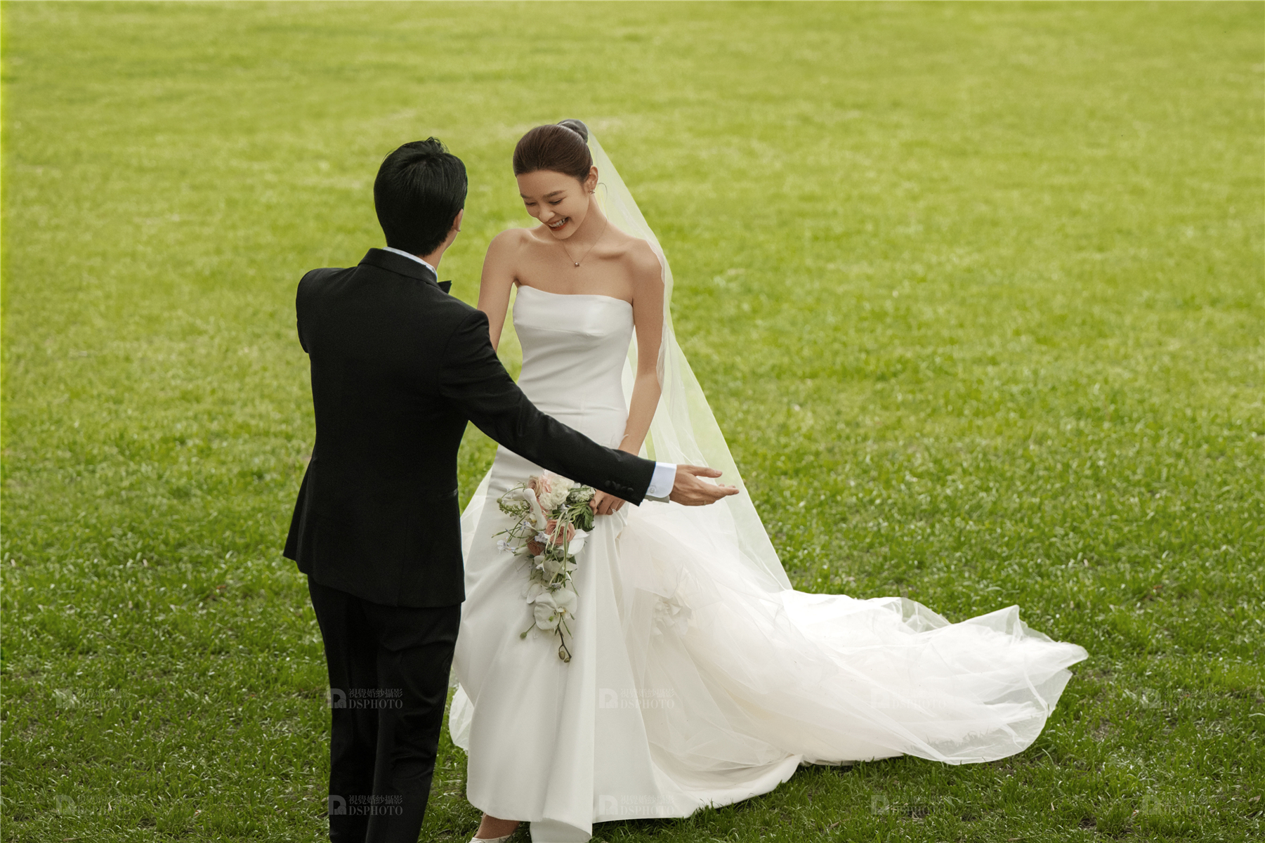 备婚推荐 | 怎样都好看的草坪婚纱照