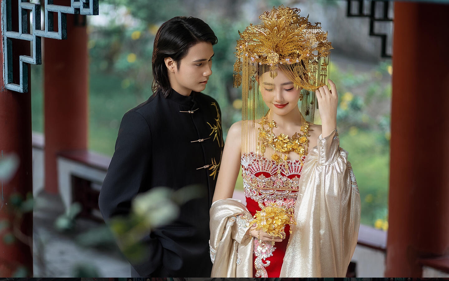 黄金凤冠绝了｜拍婚纱照还要看中国风审美