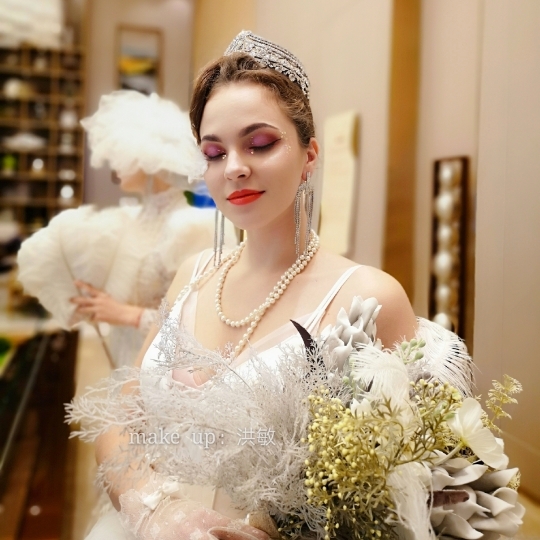 精品套系南京
新娘全天上门化妆