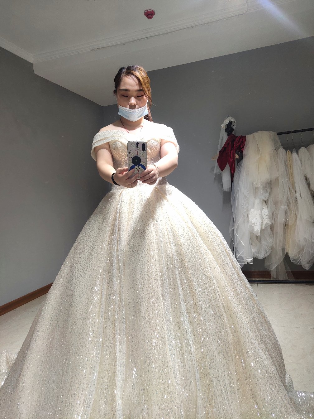 2021年4月20日我们挑选结婚当天婚纱