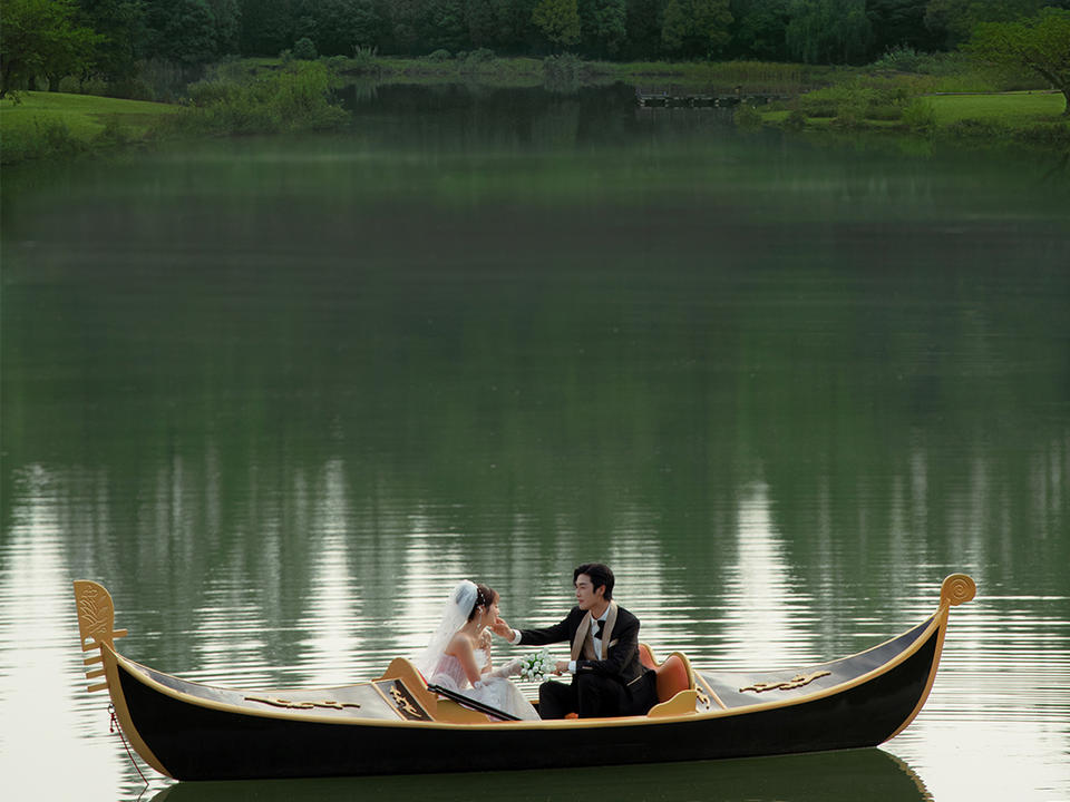 【当季新品】特色湖景x教堂x互动式拍摄婚纱照