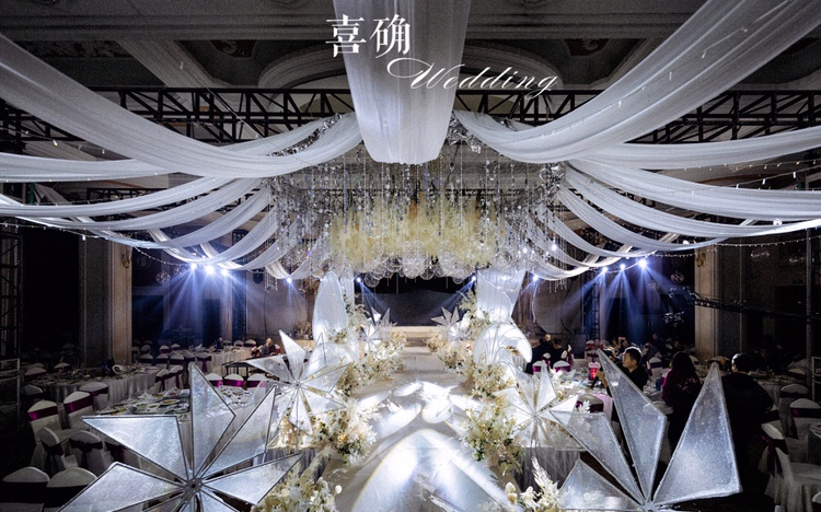 白絮
那些说得出口的未出口的
都成就了今日的温柔