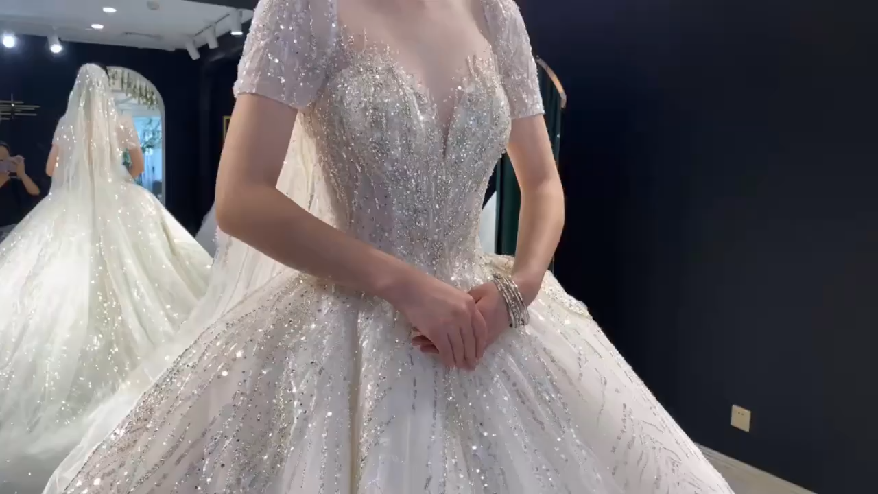 重工品牌婚纱+手工秀禾+敬酒服+新娘跟妆造型