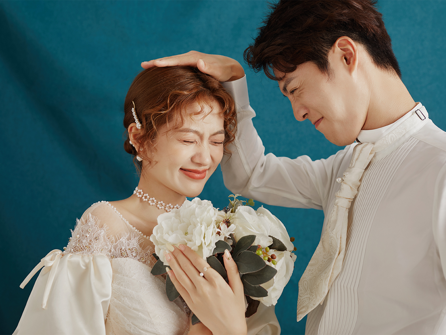 简单又不失甜蜜的室内少女婚纱照