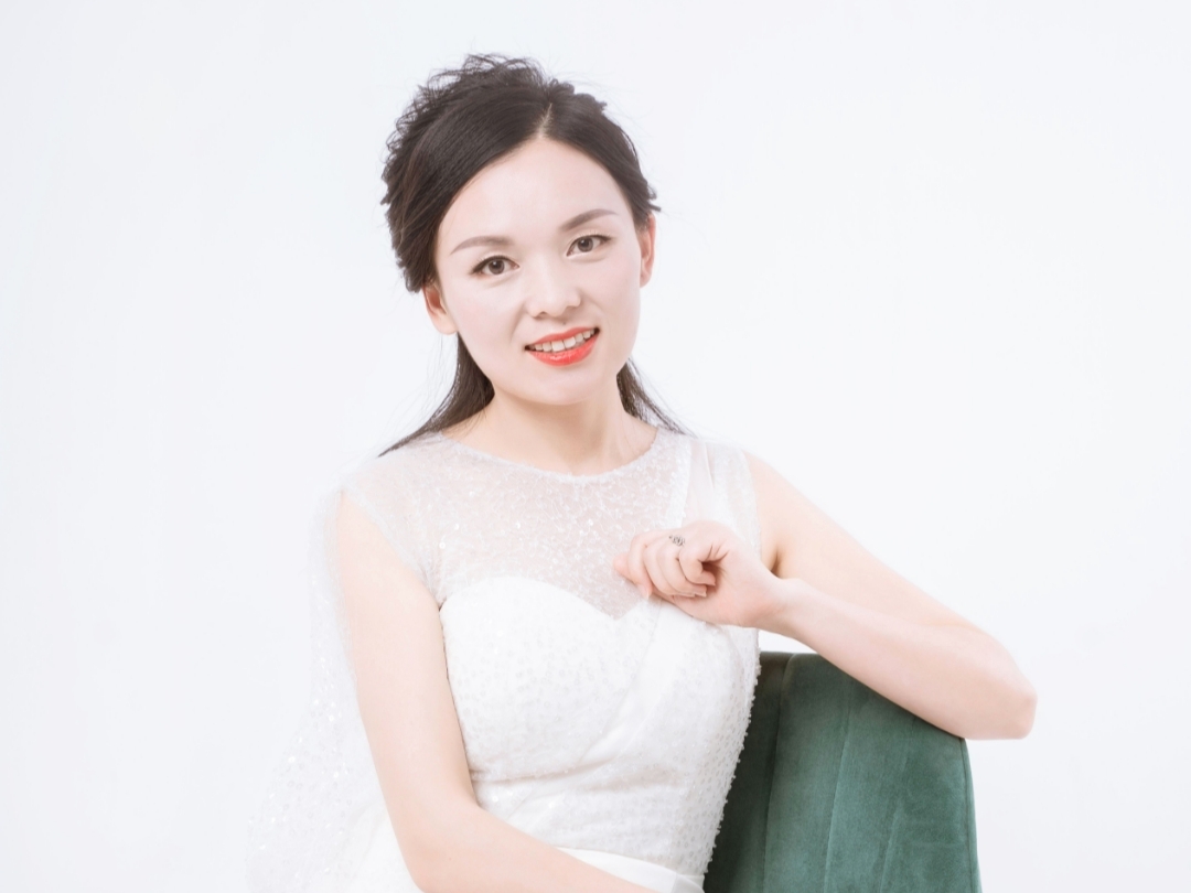 资深主持人+送歌曲加互动游戏+流程策划+音乐执行