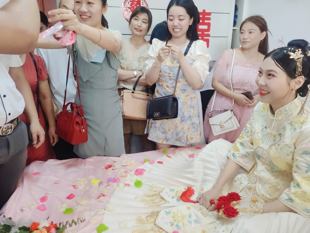 首席化妆全天跟妆二妆二造送礼服免租