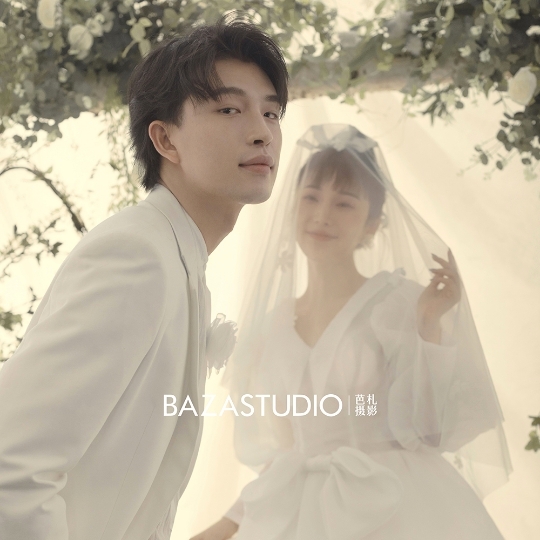 韩式婚纱照|“一束花的浪漫永不过时”