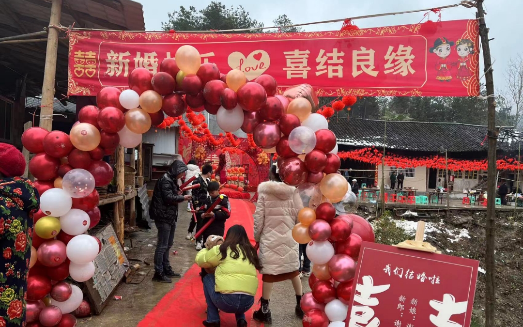 穷和敷衍是两回事，大型农村户外婚礼现场