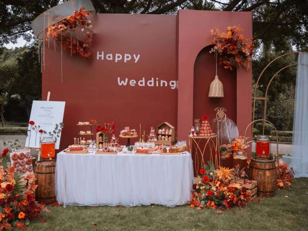 爱意满满的户外红色草坪婚礼