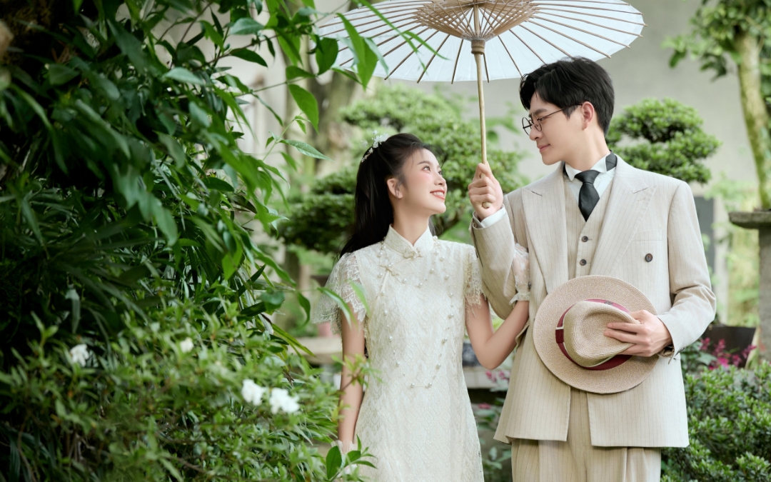 典雅清丽的园林中式婚纱照