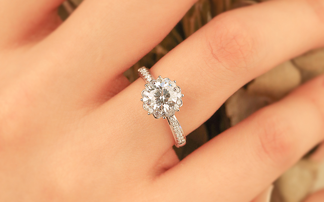 浪漫指尖|芙罗拉群镶女式钻戒