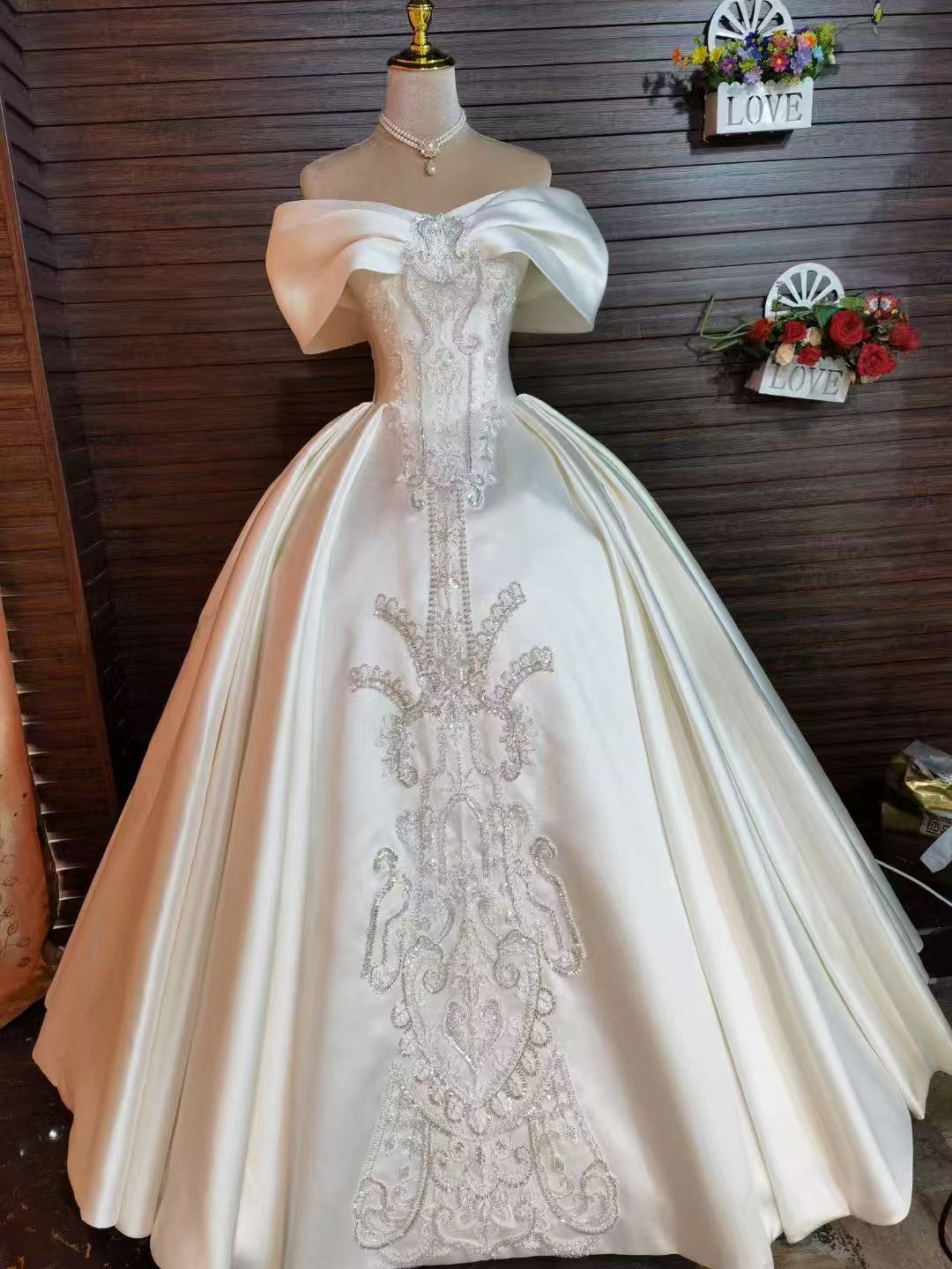 一字肩锻面婚纱款