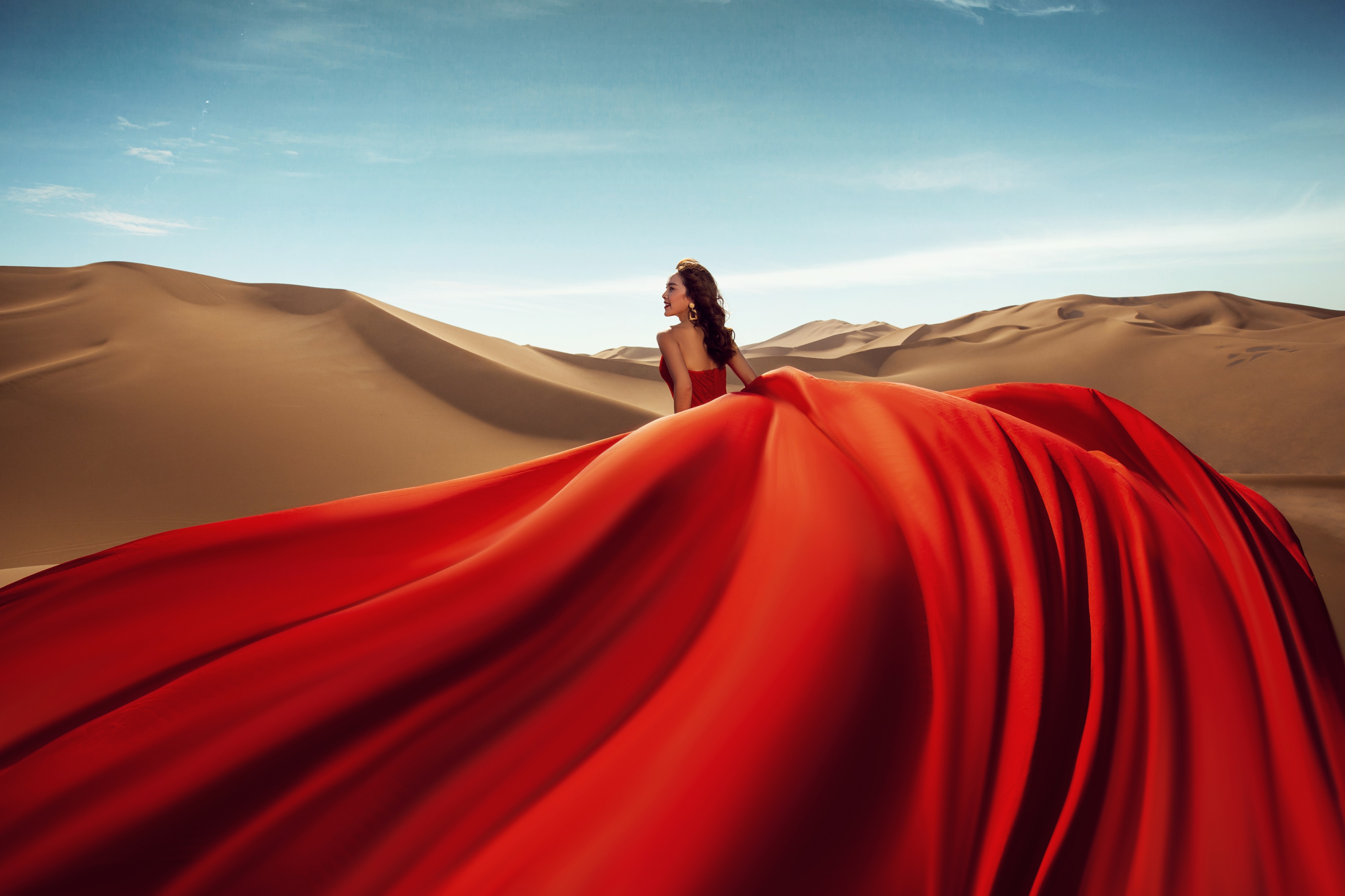 沙漠红裙婚纱照,浩瀚无垠沙漠- 新疆维纳斯婚纱摄影的作品【婚礼纪】