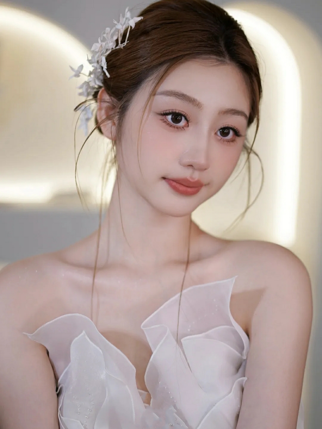 拍外景的妆造可以做慵懒风，底妆一定要清透