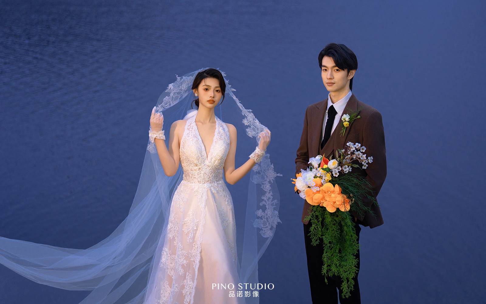 氛围感夜景湖边婚纱照