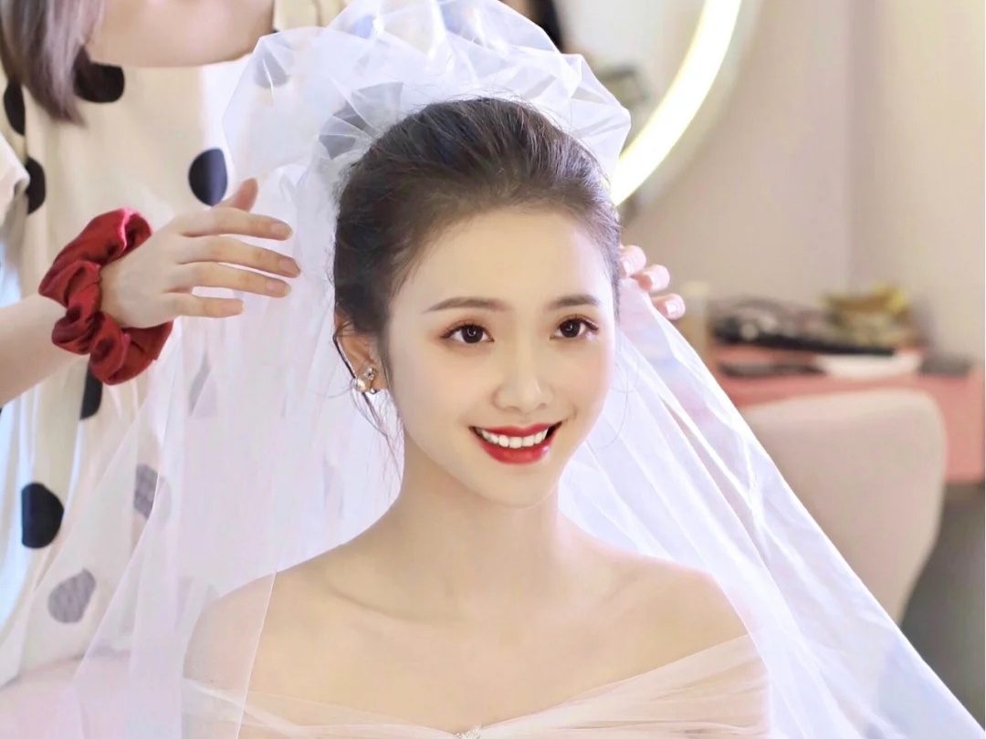 爆  百分满意，提供三套妆造，精美饰品，全程跟妆