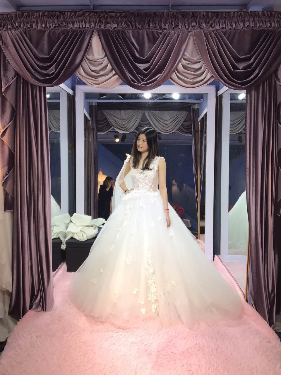 上海定做婚纱_上海婚纱摄影器材展(2)
