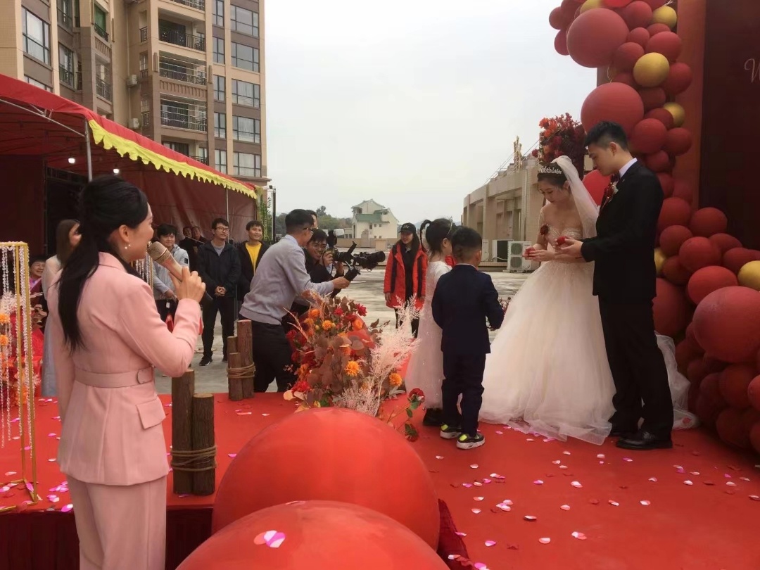 资深主持人+送歌曲加互动游戏+流程策划+音乐执行