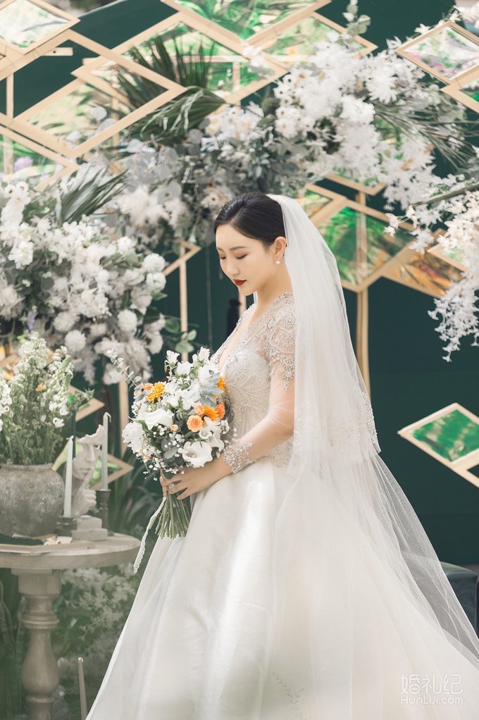 给各位小仙女推荐一家超级棒的婚纱店~