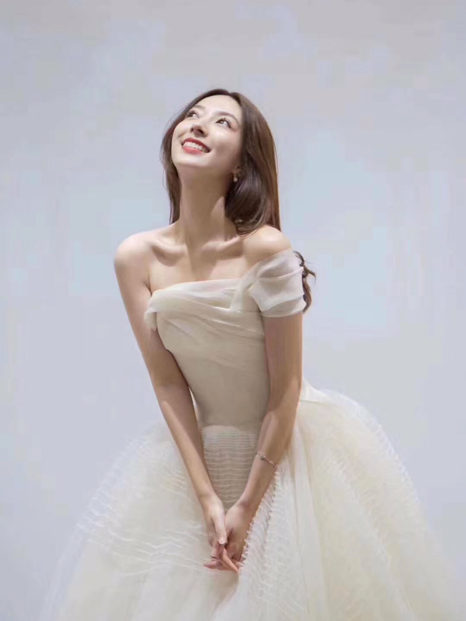 唯美仪式纱一件+出门中式秀和服一套+伴娘服