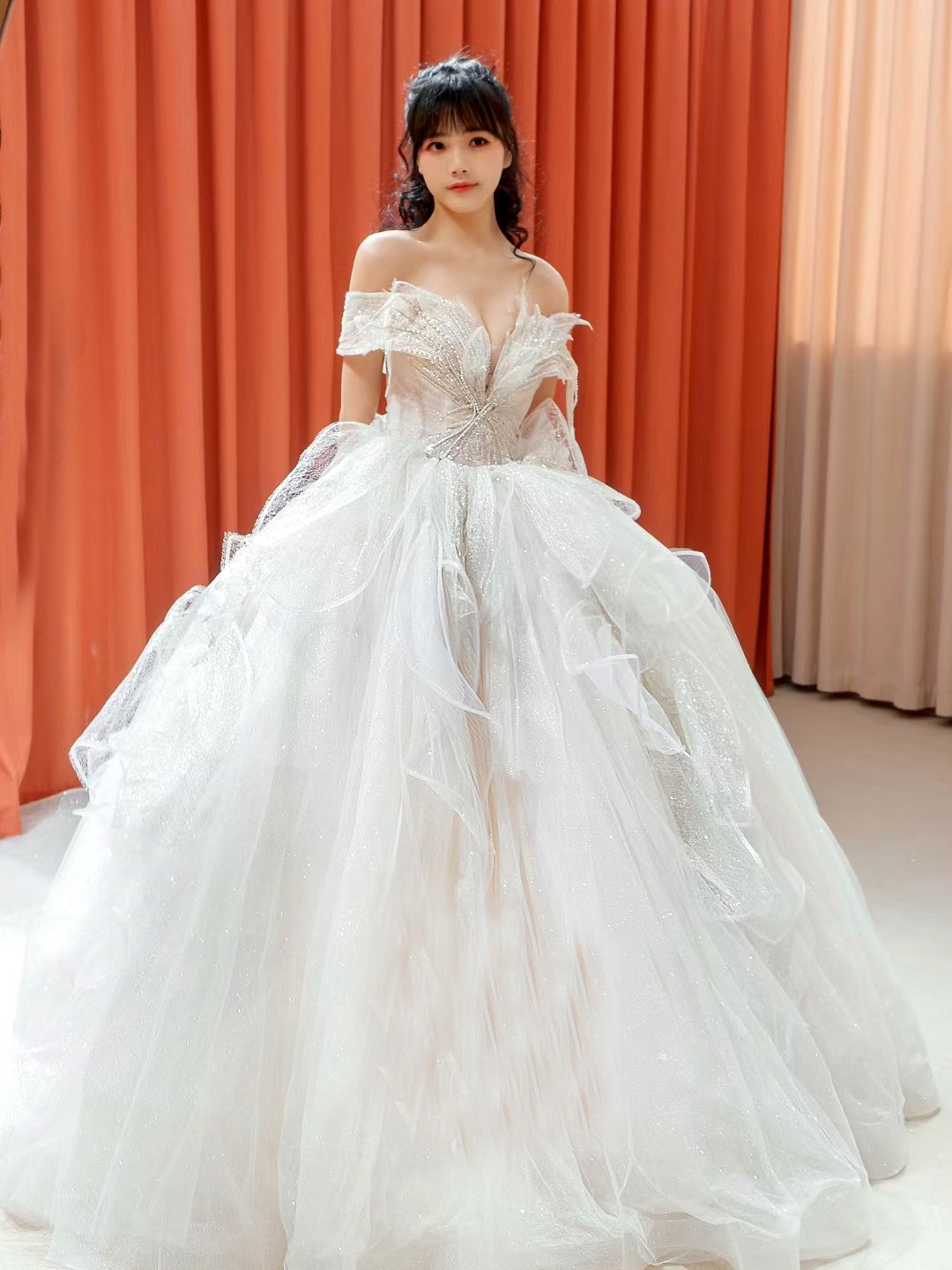 英倫風緞面婚紗款式禮服定制