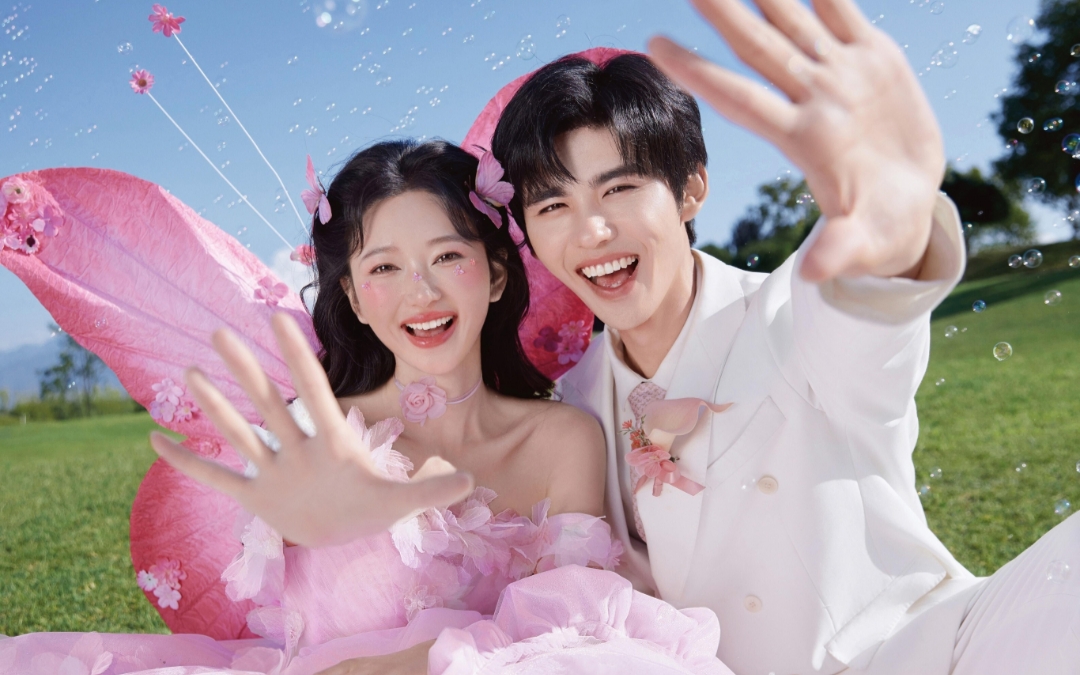 美到捶腿~粉色蝴蝶??草坪婚紗照仙炸啦！