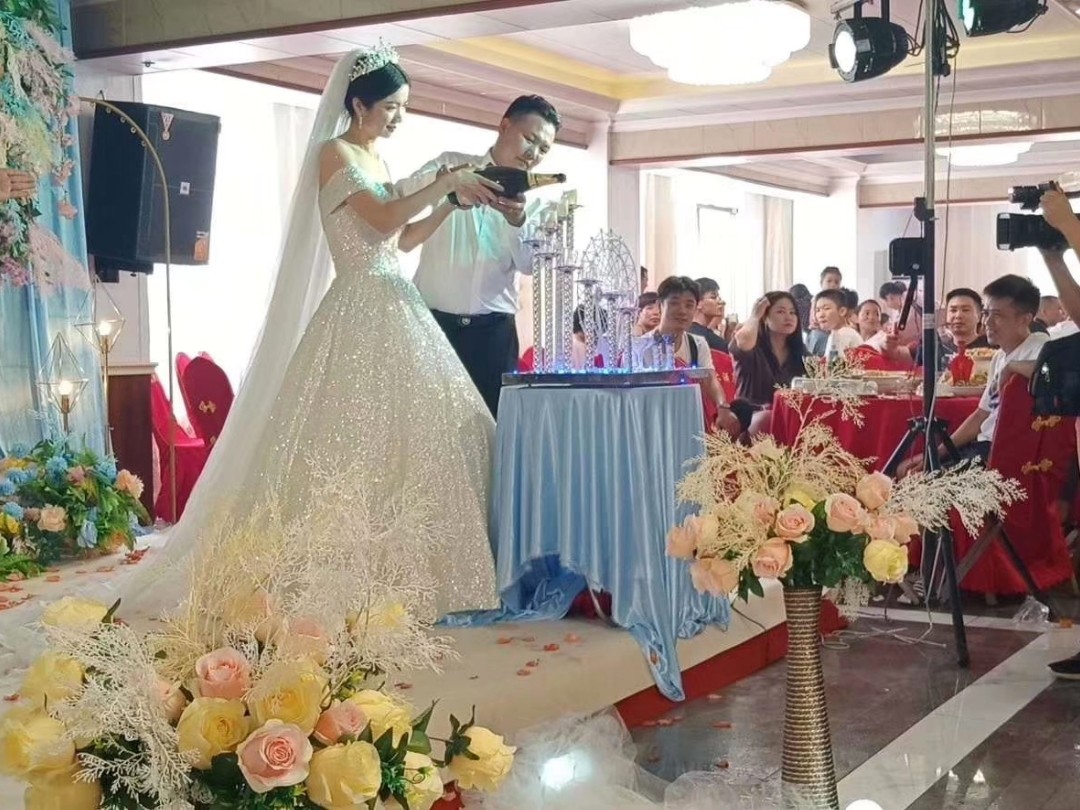 【浪漫美妆】
婚礼跟妆+二妆一补 