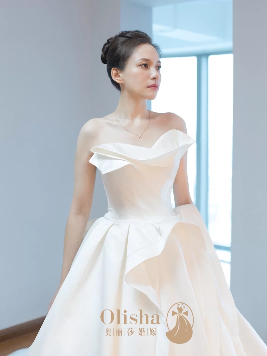 韩国珍珠缎面不规则抹胸婚纱