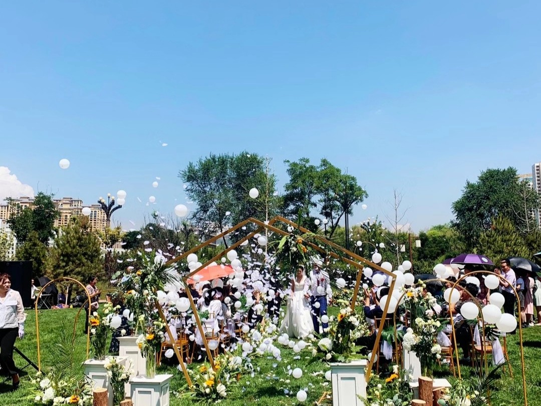 情缘婚庆在幸福的路上等你们哦