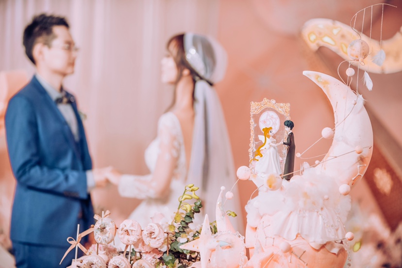 美少女亲身示范婚礼哪些地方该砸钱？