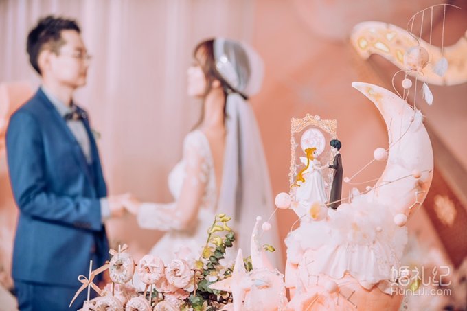 美少女亲身示范婚礼哪些地方该砸钱？