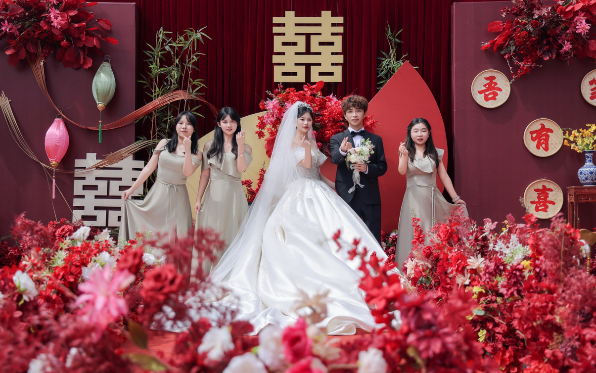 红色庭院婚礼布置