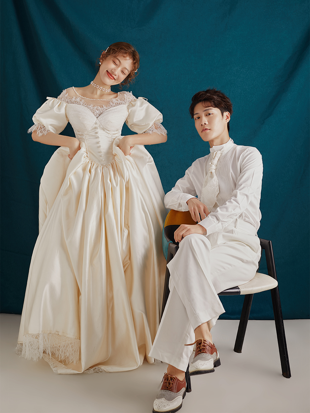 简单又不失甜蜜的室内少女婚纱照