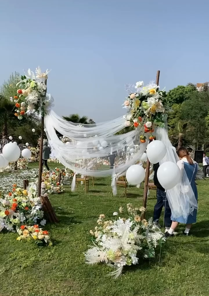 疫情特價，白色系戶外草坪婚禮