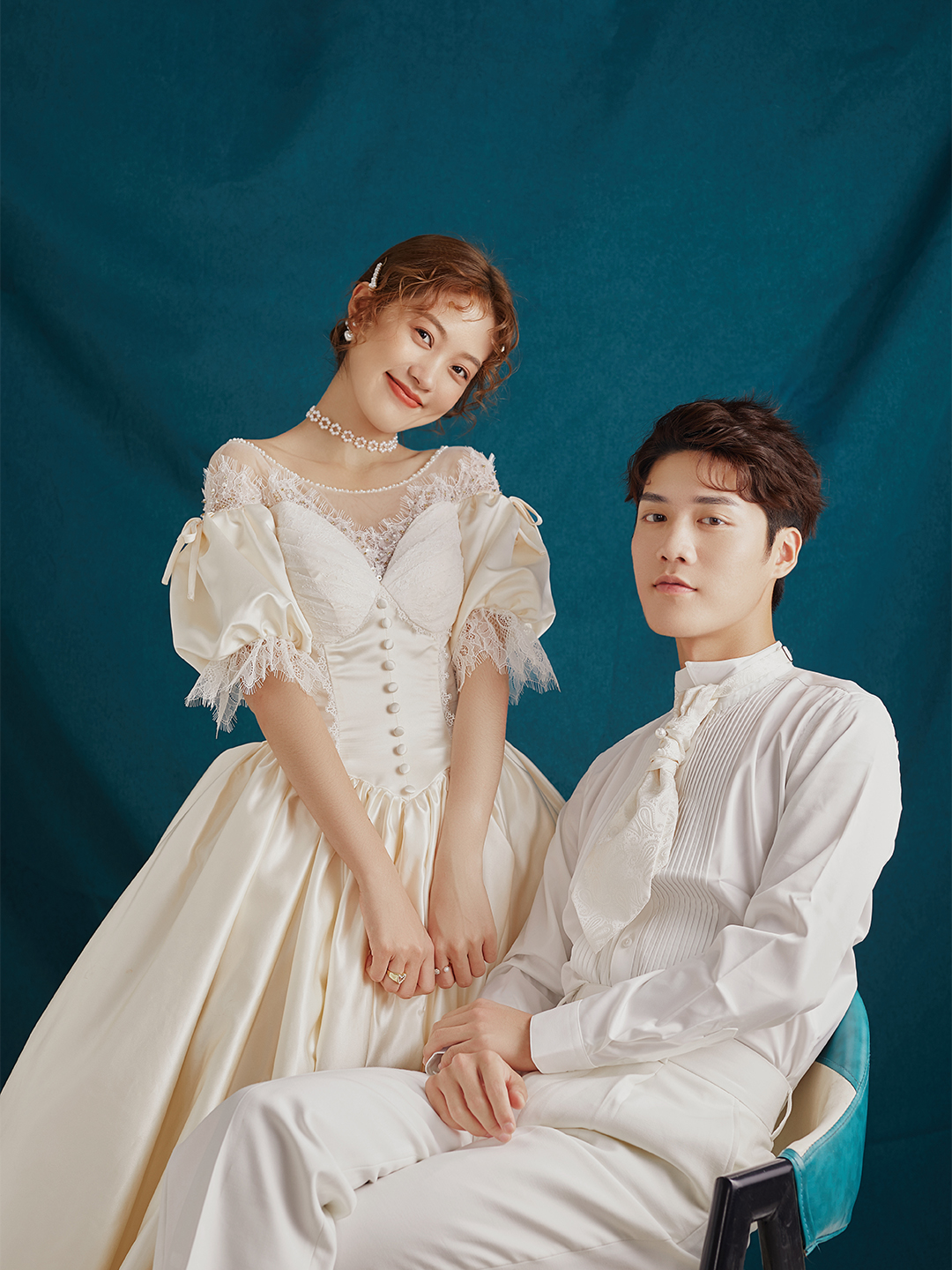 简单又不失甜蜜的室内少女婚纱照