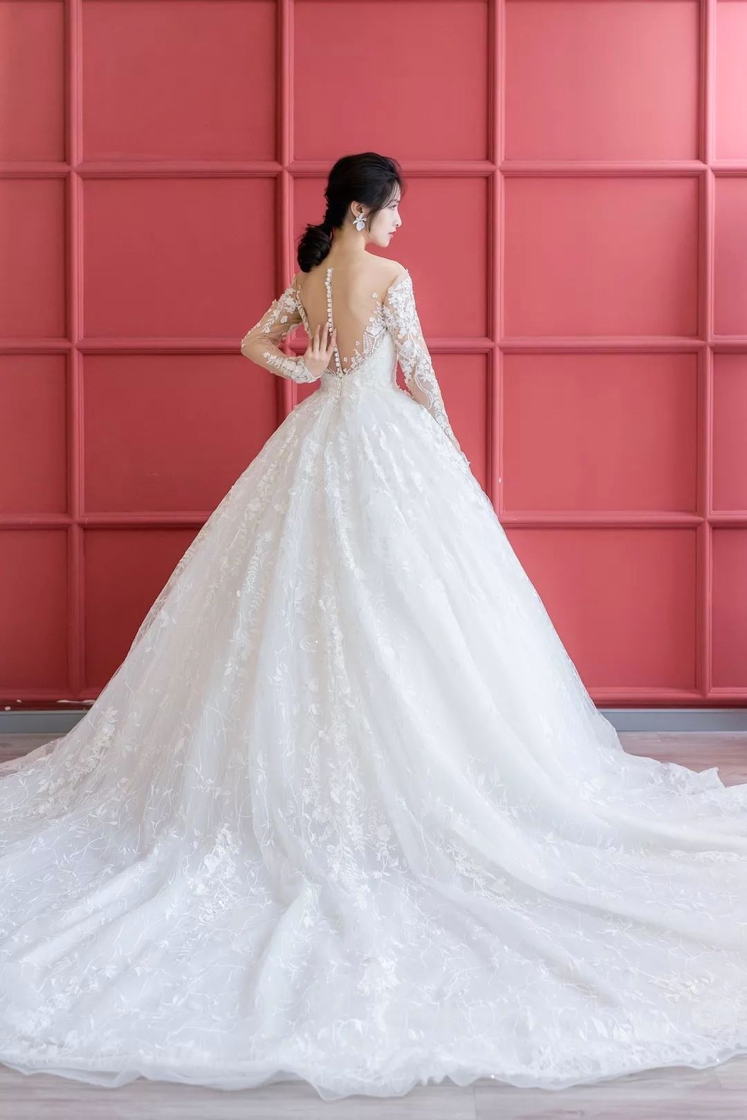 20多斤的超重工拖尾婚纱,穿上浑身都是仙气