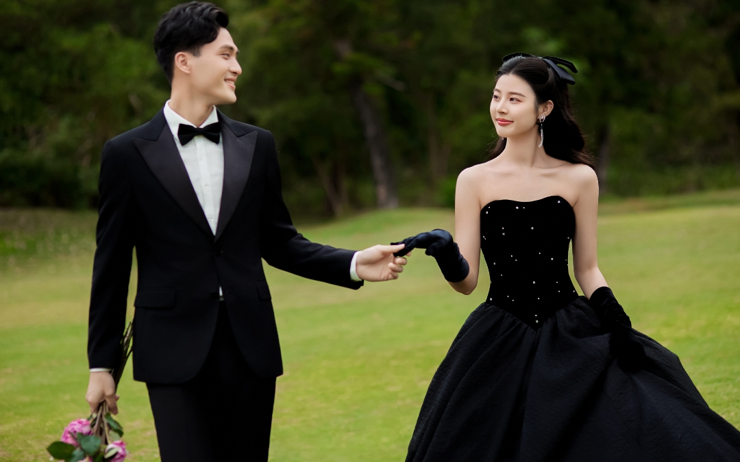 黑纱草坪赫本风婚纱照