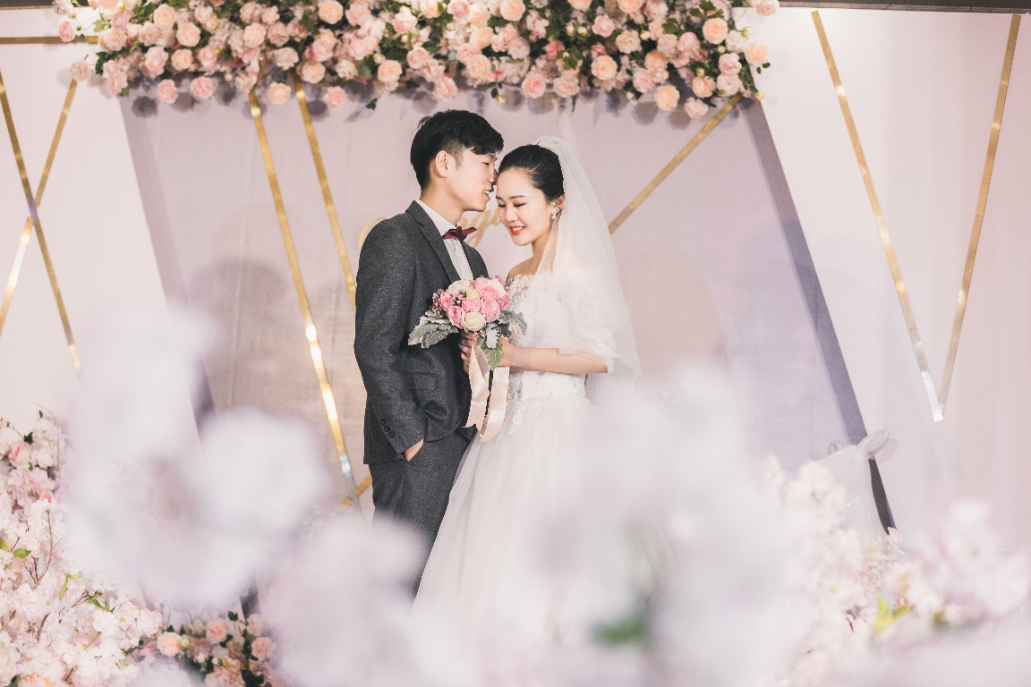 买婚纱的游戏_婚纱情侣头像(3)