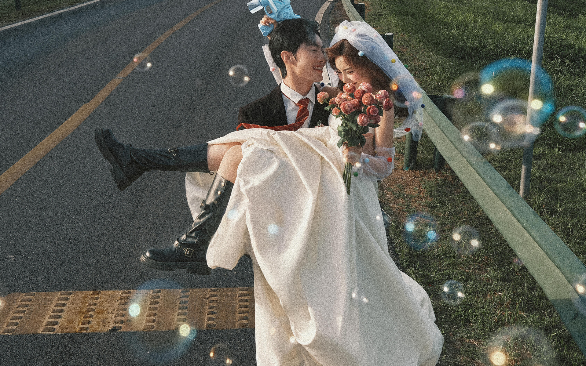 少女心炸裂 夏日公路婚纱照甜度超标