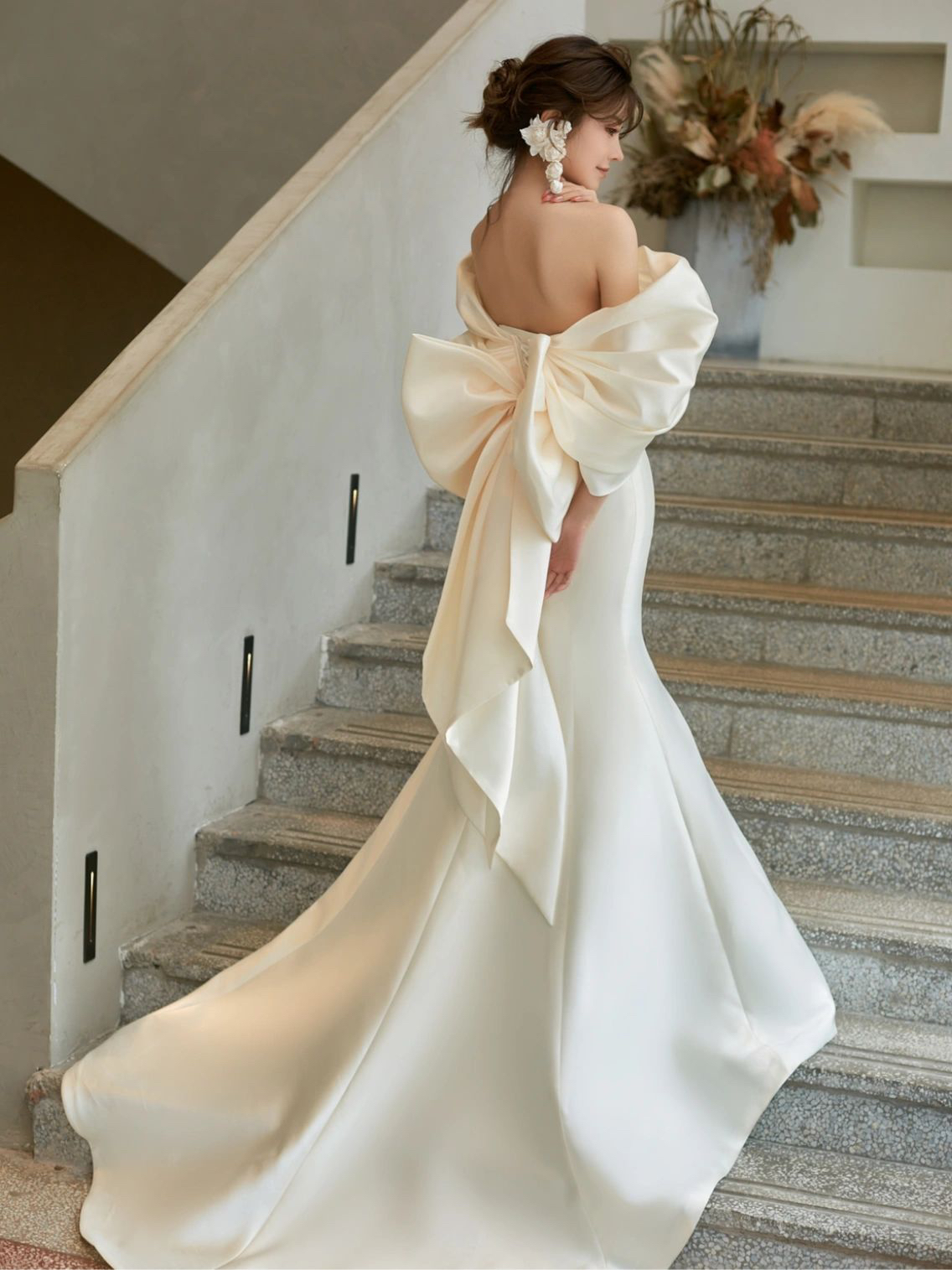 圣白｜高级感缎面鱼尾轻婚纱