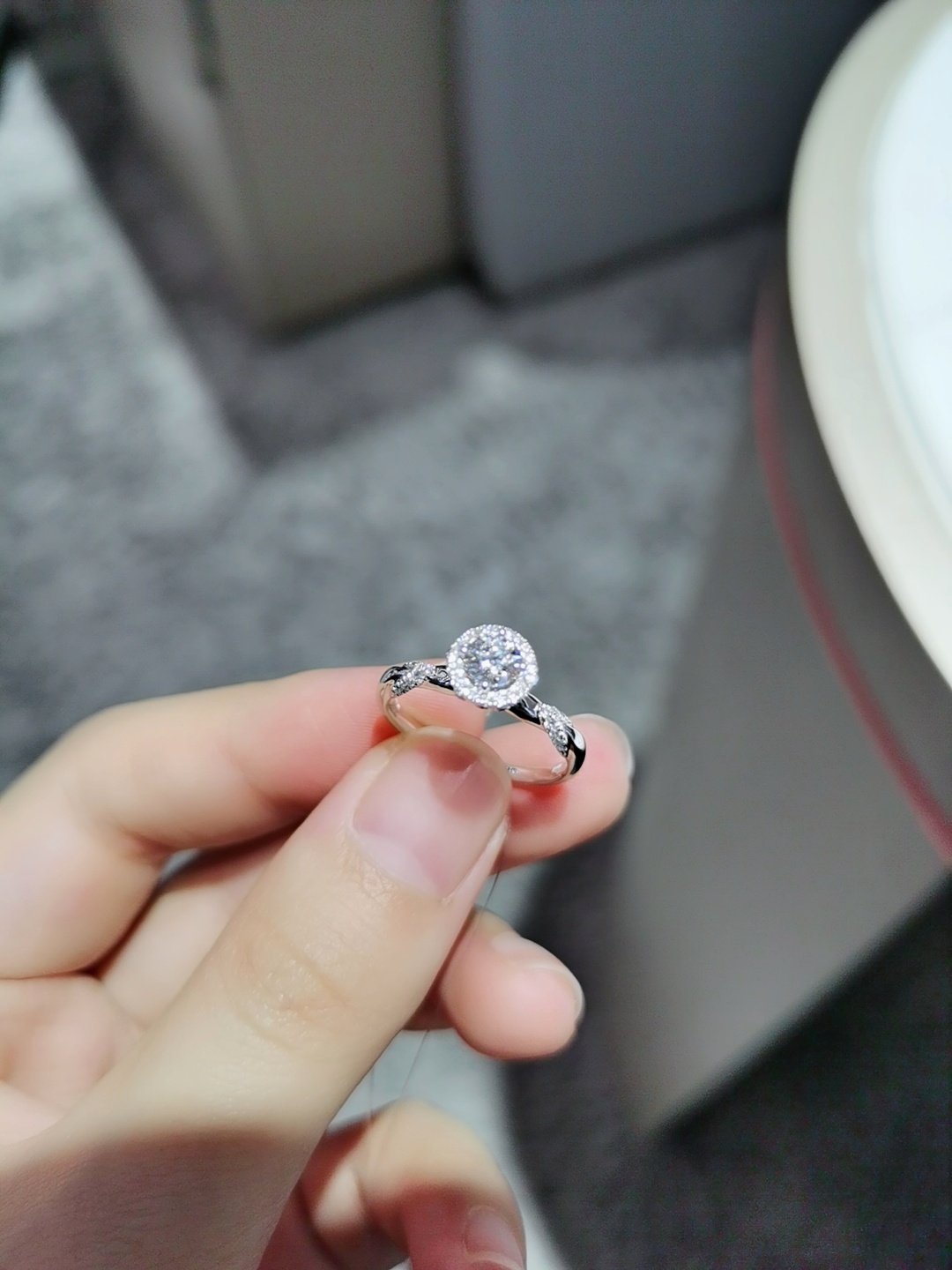 一款巴洛克风格的钻戒