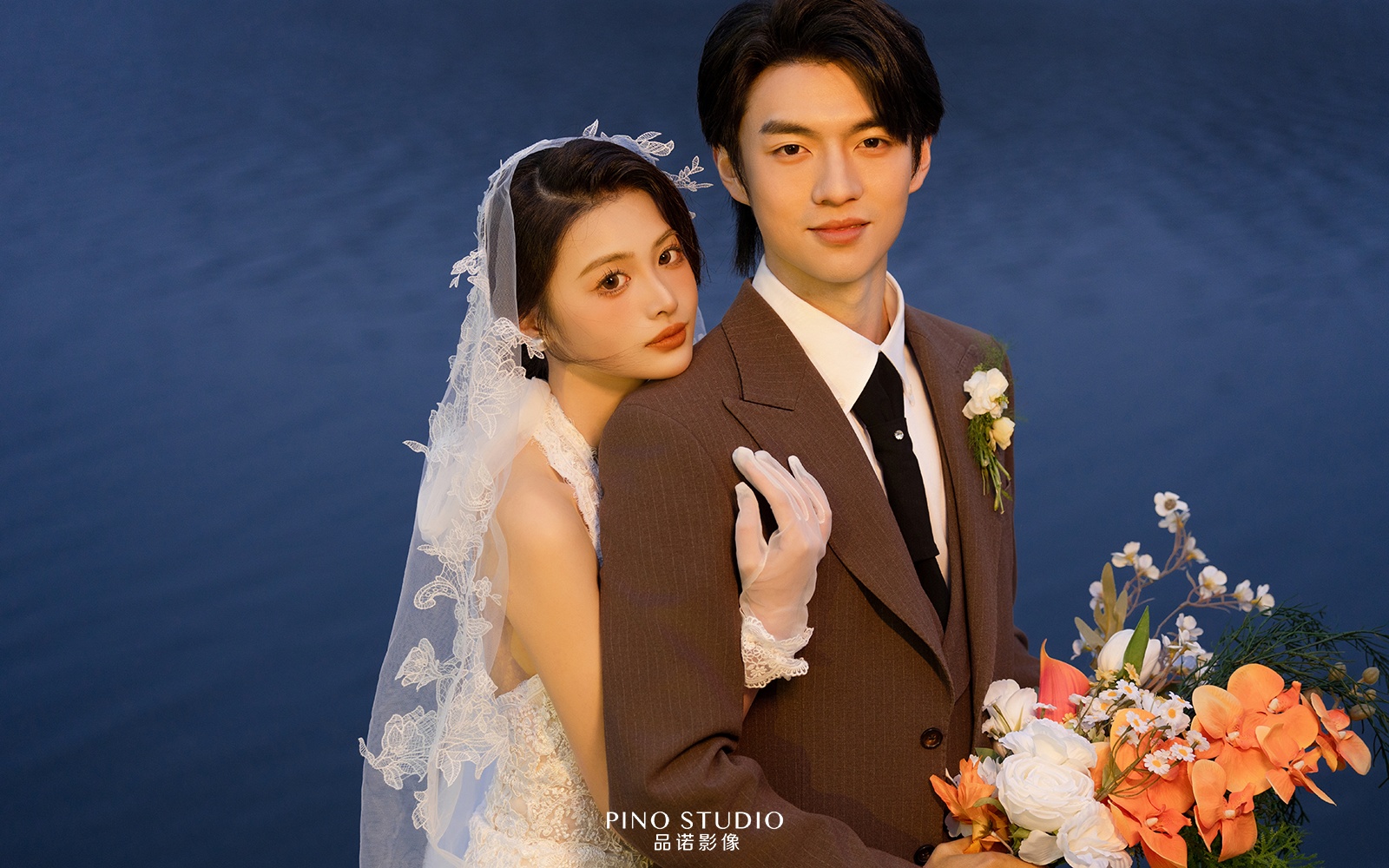 氛围感夜景湖边婚纱照