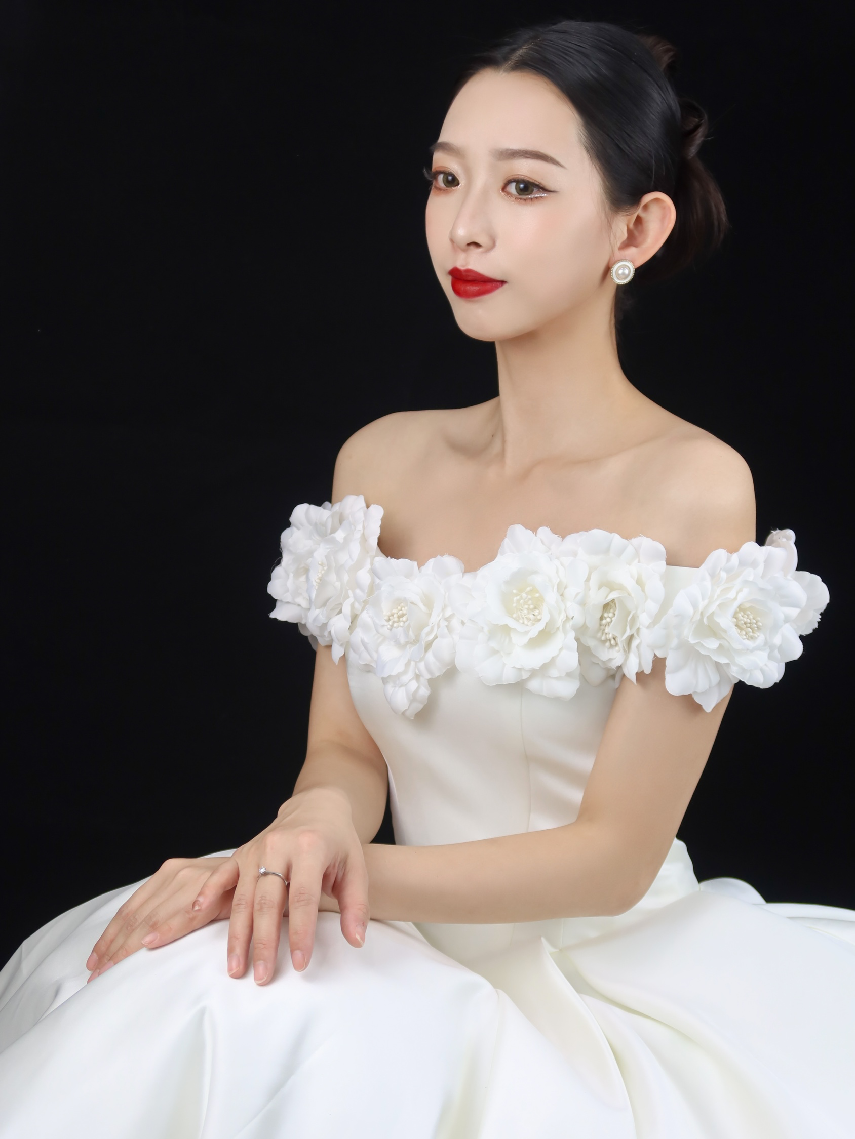 山茶花缎面婚纱
