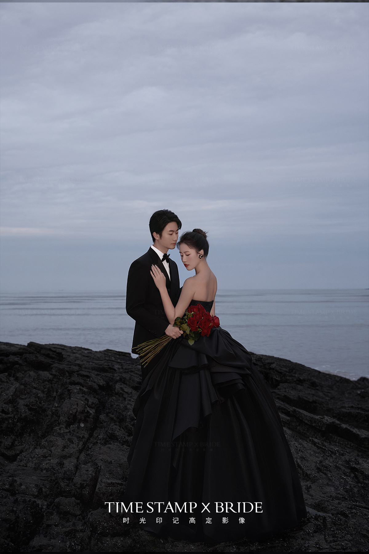 高级感拉满的海景礁石婚纱照，这套黑纱绝了！